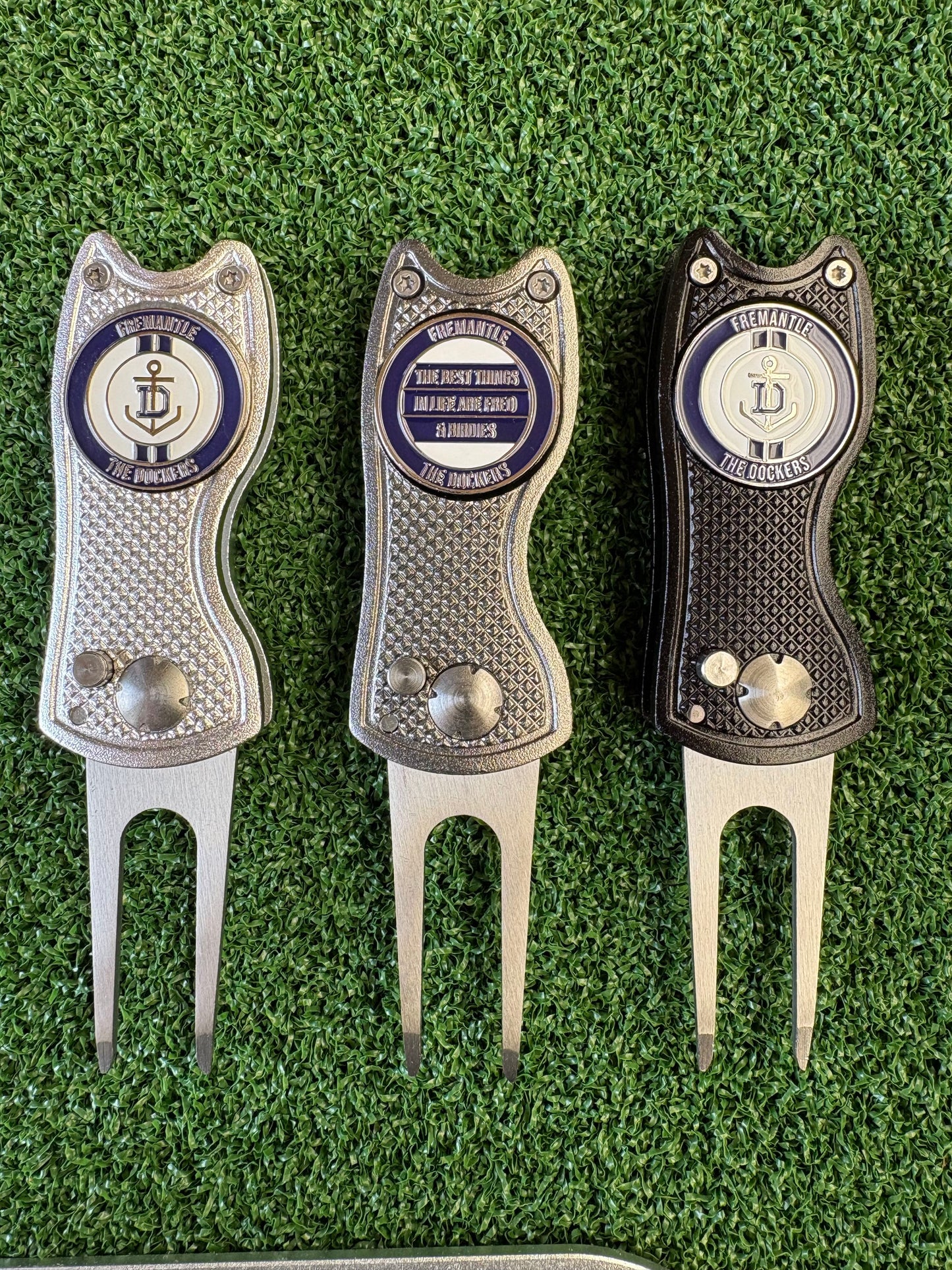 Fremantle Dockers Themed Metal Golf Ball Marker | Perfect Golf Gift  | AFL | Christmas Golf Gifts