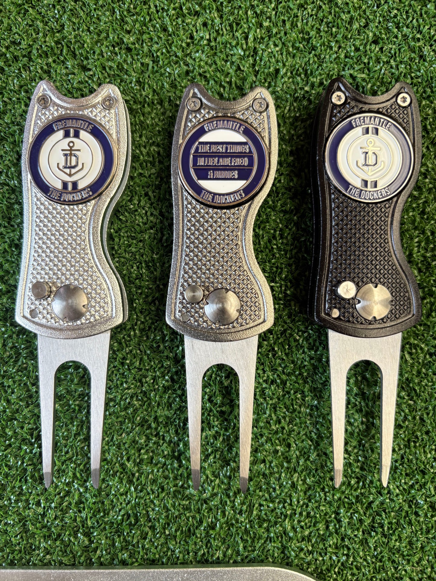 Fremantle Dockers Themed Metal Golf Ball Marker | Perfect Golf Gift  | AFL | Christmas Golf Gifts
